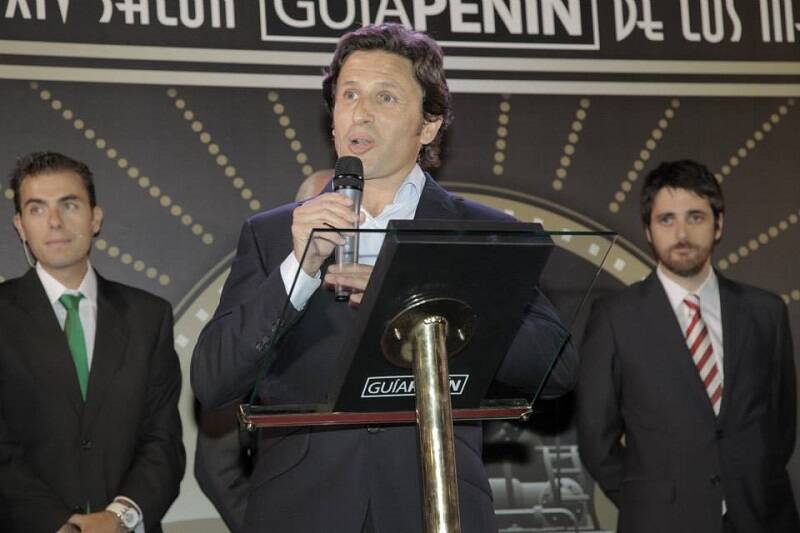 Rafael Palacios recogiendo el premio al Vino Revelación 2014