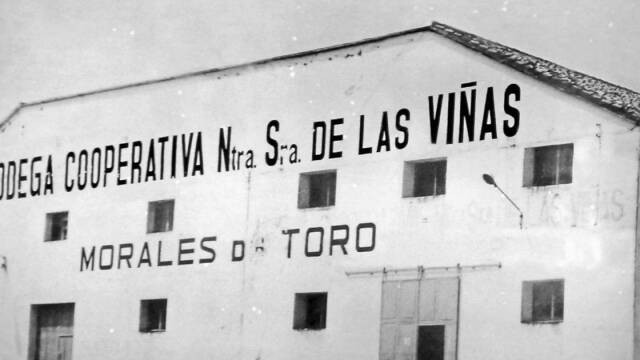 Foto antigua de la Cooperativa de Morales de Toro