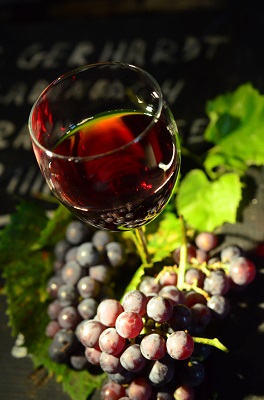 Copa vino tinto con uvas