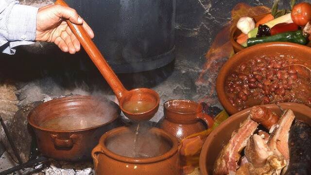 Imagen para header de la elaboración de un cocido en ollas tradicionales