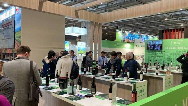 Ambiente en la galeria de vino de peñín durante Wine Paris 2024