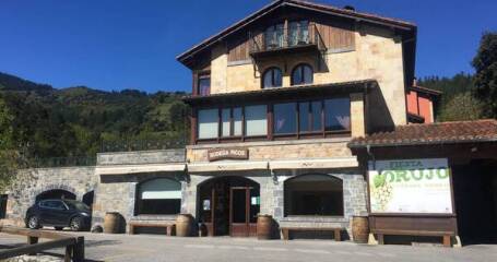 Picos de Cabariezo - fachada de la bodega que puede visitarse con cita previa