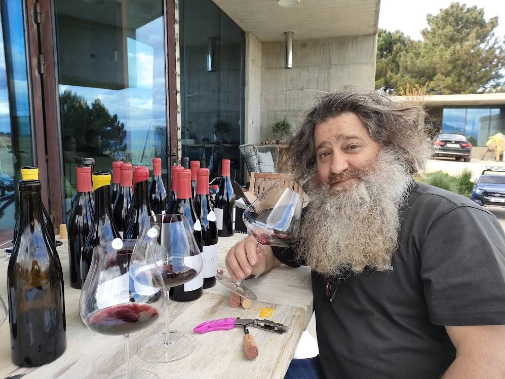 Raúl Pérez disfrutando de unos vinos en su casa