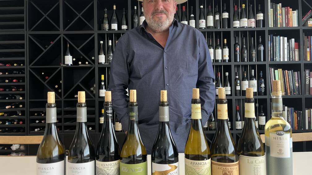 Imagen de Jorge Ordóñez con sus vinos.