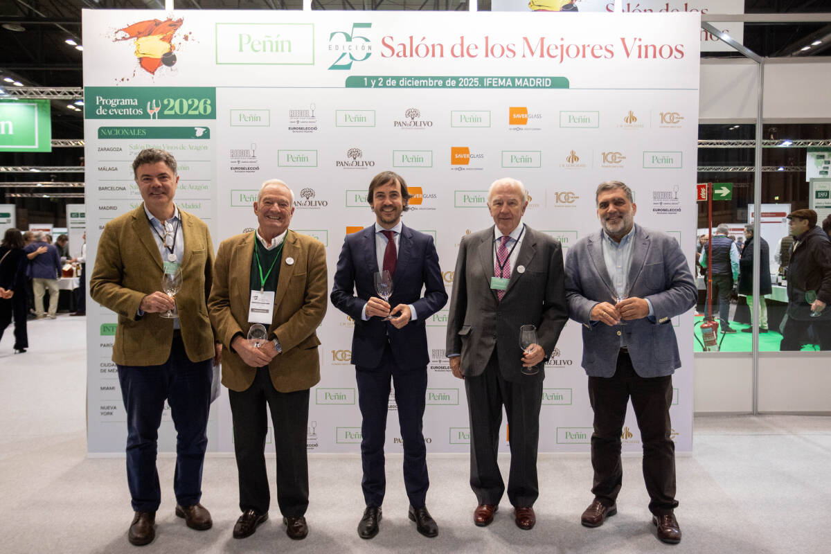 De izquierda a derecha: D. Patricio Satrústegui Menchaca, consejero de Peñín; D. Javier Valero, vicepresidente de Peñín; D. Rafael García, viceconsejero de Medio Ambiente, Agricultura y Ordenación del Territorio de la Comunidad de Madrid; D. Patricio Satrústegui, presidente de Peñín; D. Ángel de Oteo, director general de Agricultura, Ganadería y Alimentación de la Comunidad de Madrid