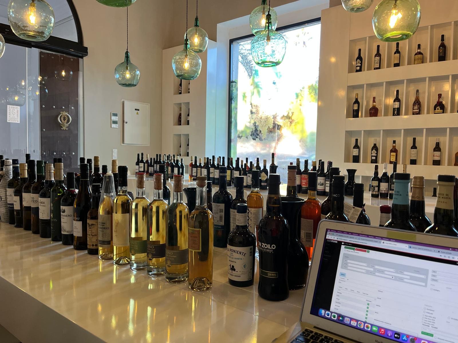 Imagen de las botellas de las catas que han realizado.