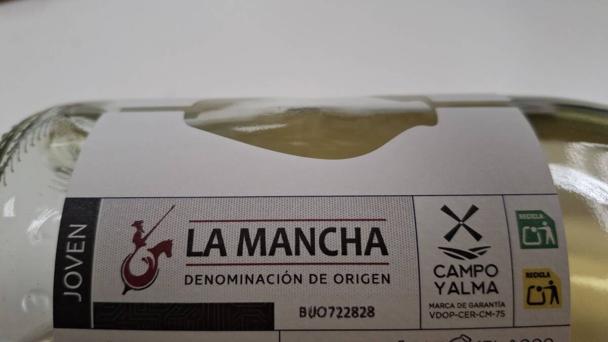 Etiqueta identificativa de la Denominación de Origen La Mancha que podrás encontrar en las botellas de vino.