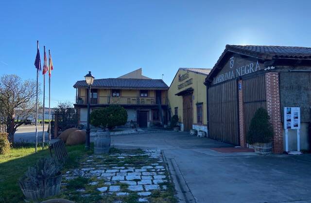 Bild der Weinkellerei Vinos Santos Arranz von außen.