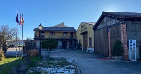 Imagen bodega Vinos Santos Arranz desde el exterior.
