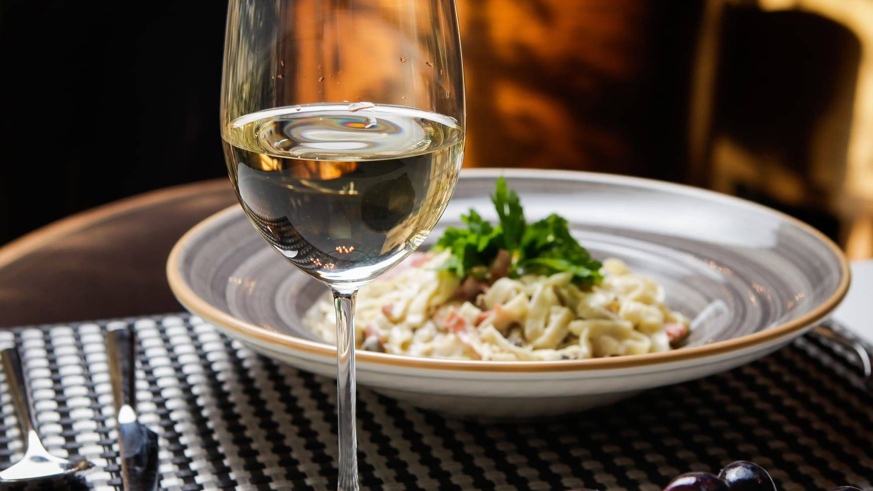 Uno de los errores m&aacute;s comunes a la hora de elegir un vino, es no saber maridarlo. Es importante saber qu&eacute; vas a comer y con qu&eacute; acompa&ntilde;arlo.