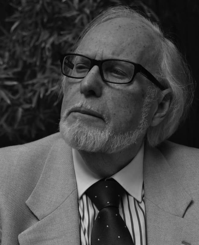 Foto de Mauricio Wiesenthal en blanco y negro.