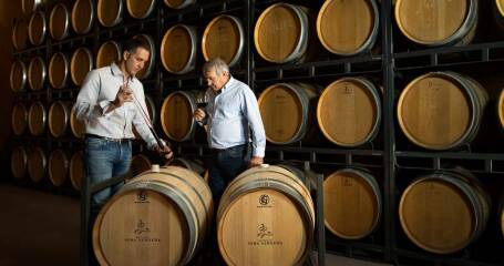 Imagen de dos señores haciendo una cata en la bodega.