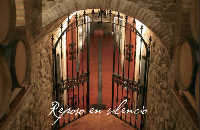 Bild der Eingangstür der Weinkellerei Ortega Ezquerro.