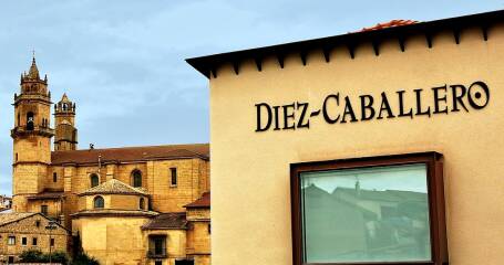 Bild der Fassade der Weinkellerei Diez-Caballero