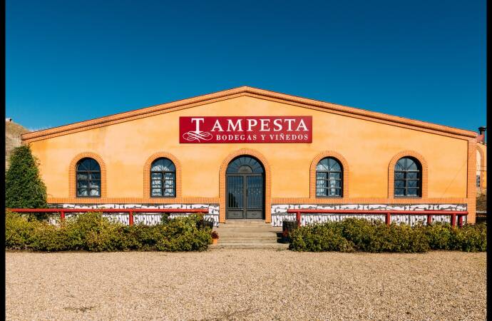 Image of the facade of Bodegas Tampesta.