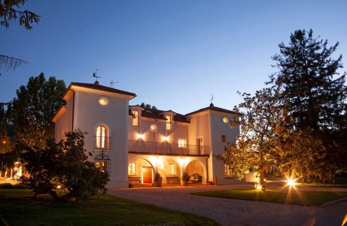 Image of the Marqués de Vargas winery from the outside, at night and illuminated.
