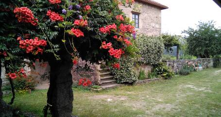 Imagen de los jardines exteriores de la casa rural.