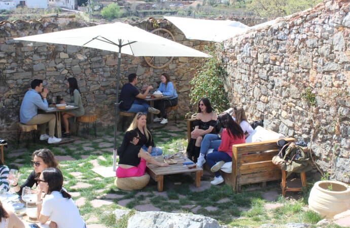 Image of an interior patio of El Celler de la Ibola.