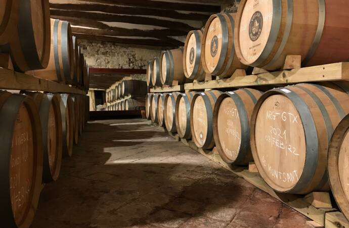 Imagen de barriles en el interior de la bodega Gritelles.