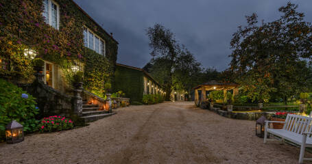 Imagen del jardín exterior de la bodega Pazo de Señorans.