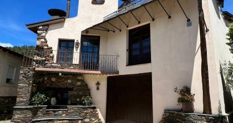 Bild der Fassade der Weinkellerei.