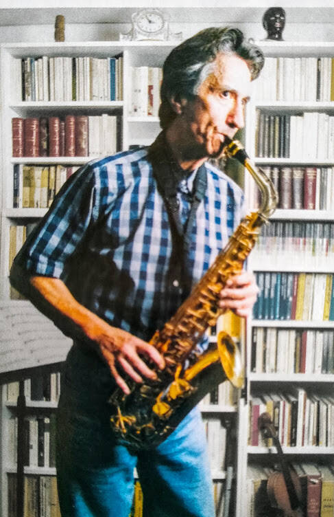 Carlos Delgado tocando el saxofón.