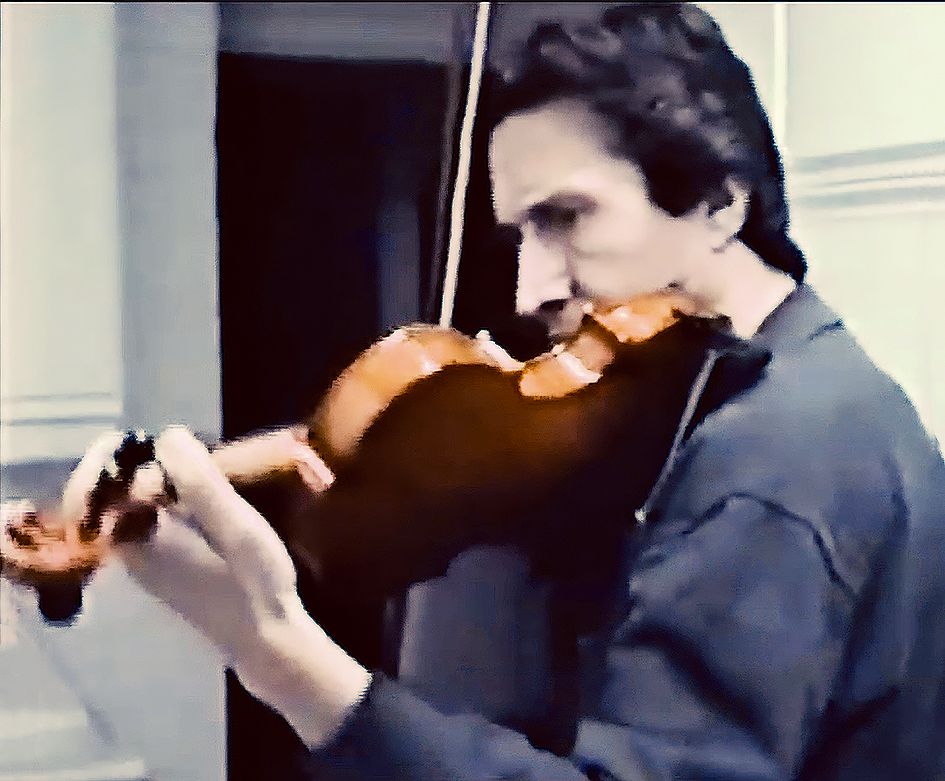 Carlos Delgado tocando el viol&iacute;n.