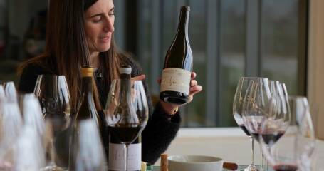 Imagen de una mujer en una cata de vinos.