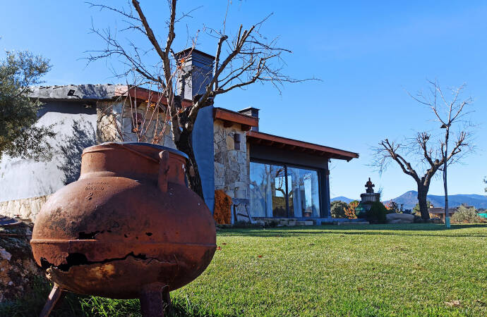 Imagen del exterior de la sala de catas de la bodega Tierra Calma.