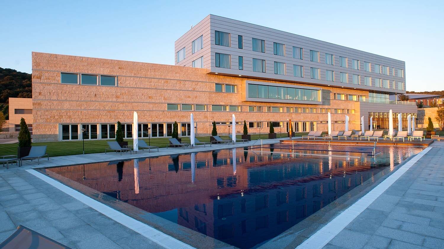 Piscina del hotel Valbusenda.