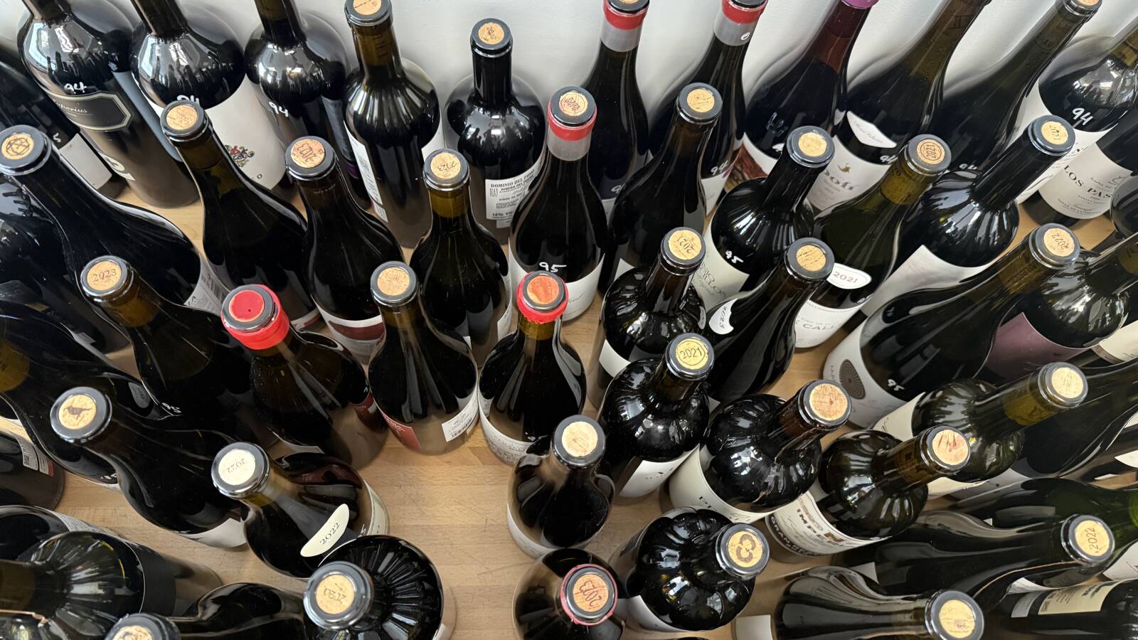 Cientos de botellas de vino expectantes a que los catadores de la Guía Peñín decidan su sino.