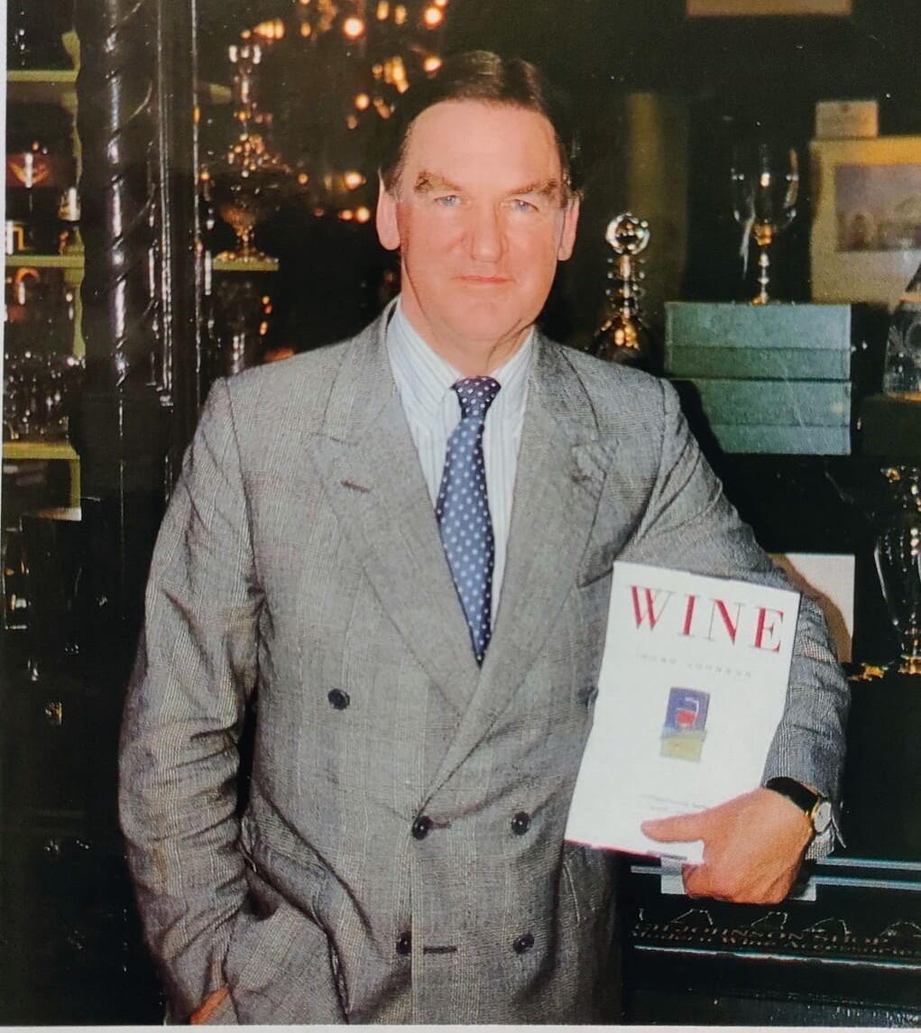 Imagen de Hugh Johnson con su libro.