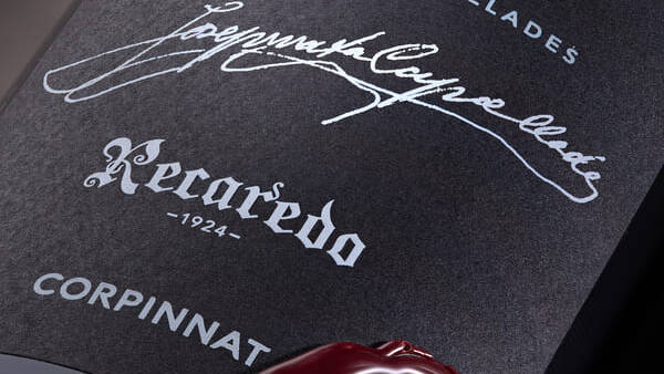 Botella Homenatge Josep Mata Capellades 2004 en detalle.