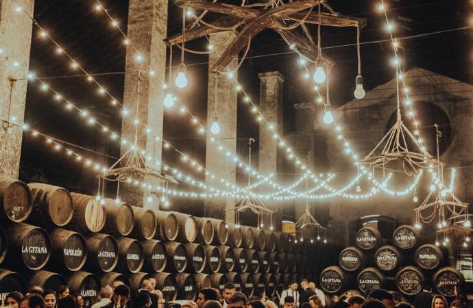 Imagen de una celebración en el exterior de la bodega.