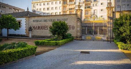 Imagen de la fachada de la entrada a la bodega.