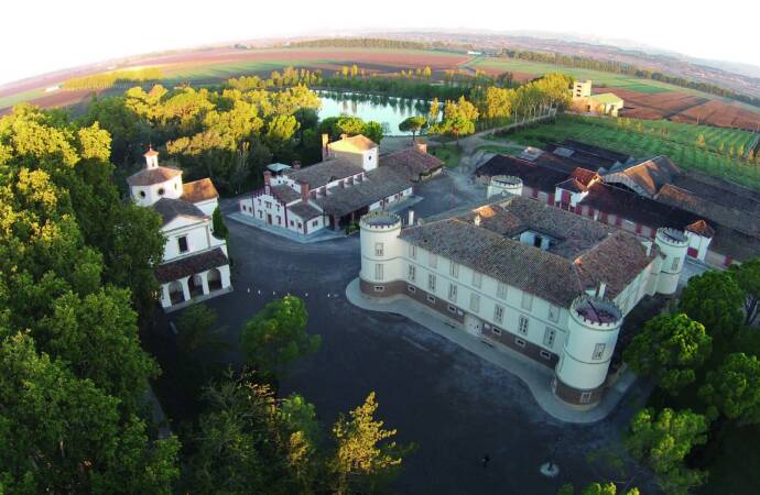 Luftaufnahme der Außenansicht des Weinkellers.