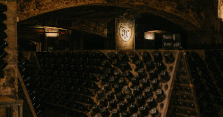 Imagen de botellas en la bodega subterránea.