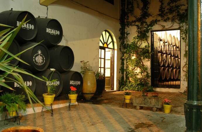 Imagen del patio de la bodega.