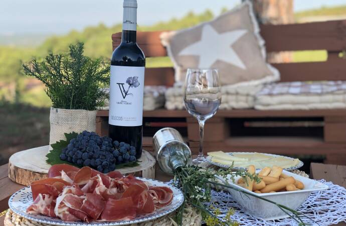 Imagen de comida y una botella de vino de la bodega.