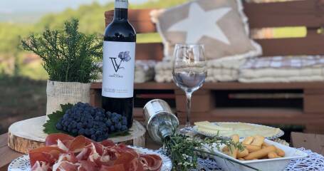 Bild von Essen und einer Flasche Wein aus dem Weinkeller.