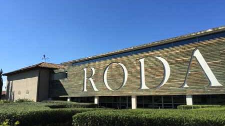 Fachada de bodegas RODA.