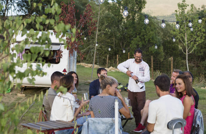 Imagen de personas bebiendo vino.