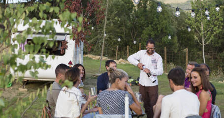 Imagen de personas bebiendo vino.