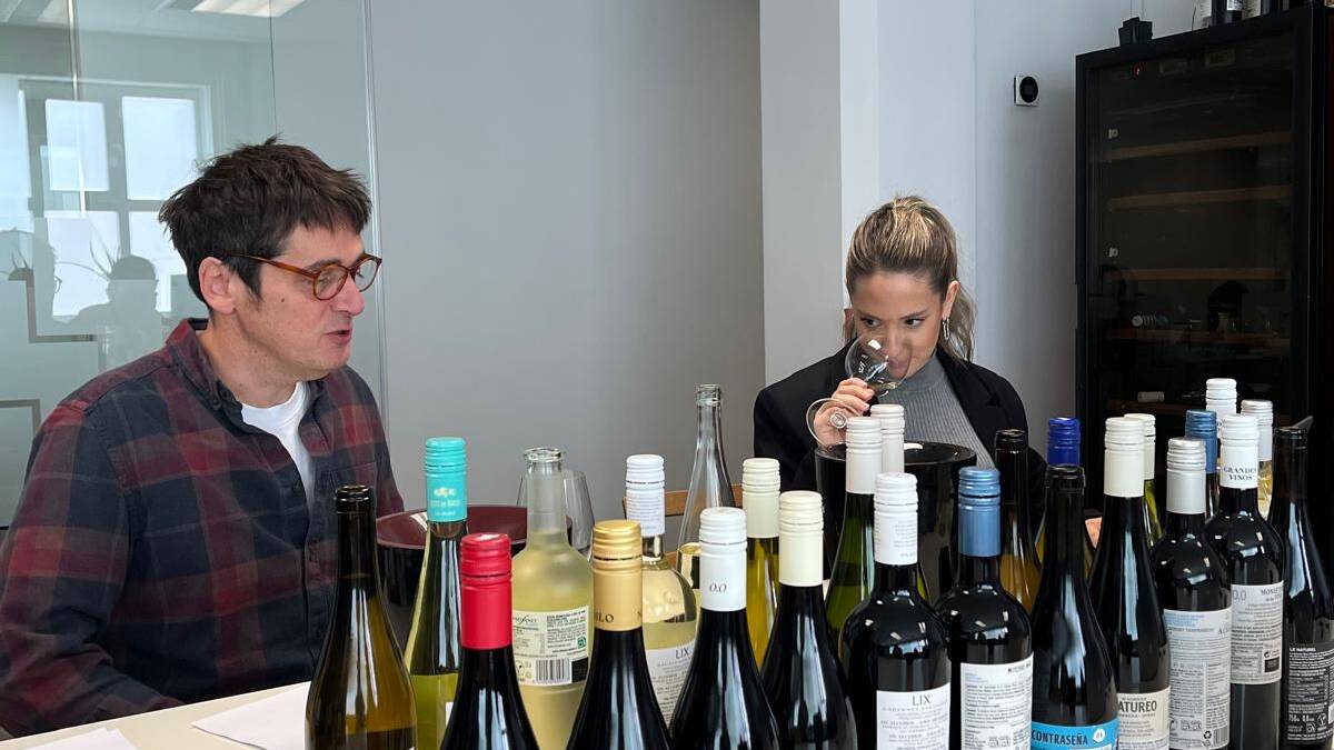 Javier Luengo y Tatiana Rivamar, del equipo de cata de Pe&ntilde;&iacute;n.