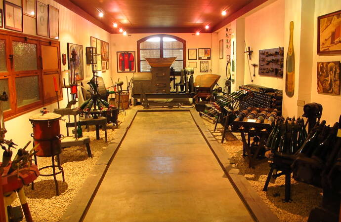 Bild vom Inneren des Museums im Weinkeller.