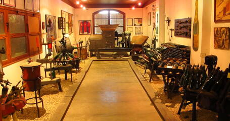 Bild vom Inneren des Museums im Weinkeller.
