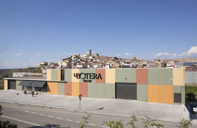 Imagen del exterior de la bodega.