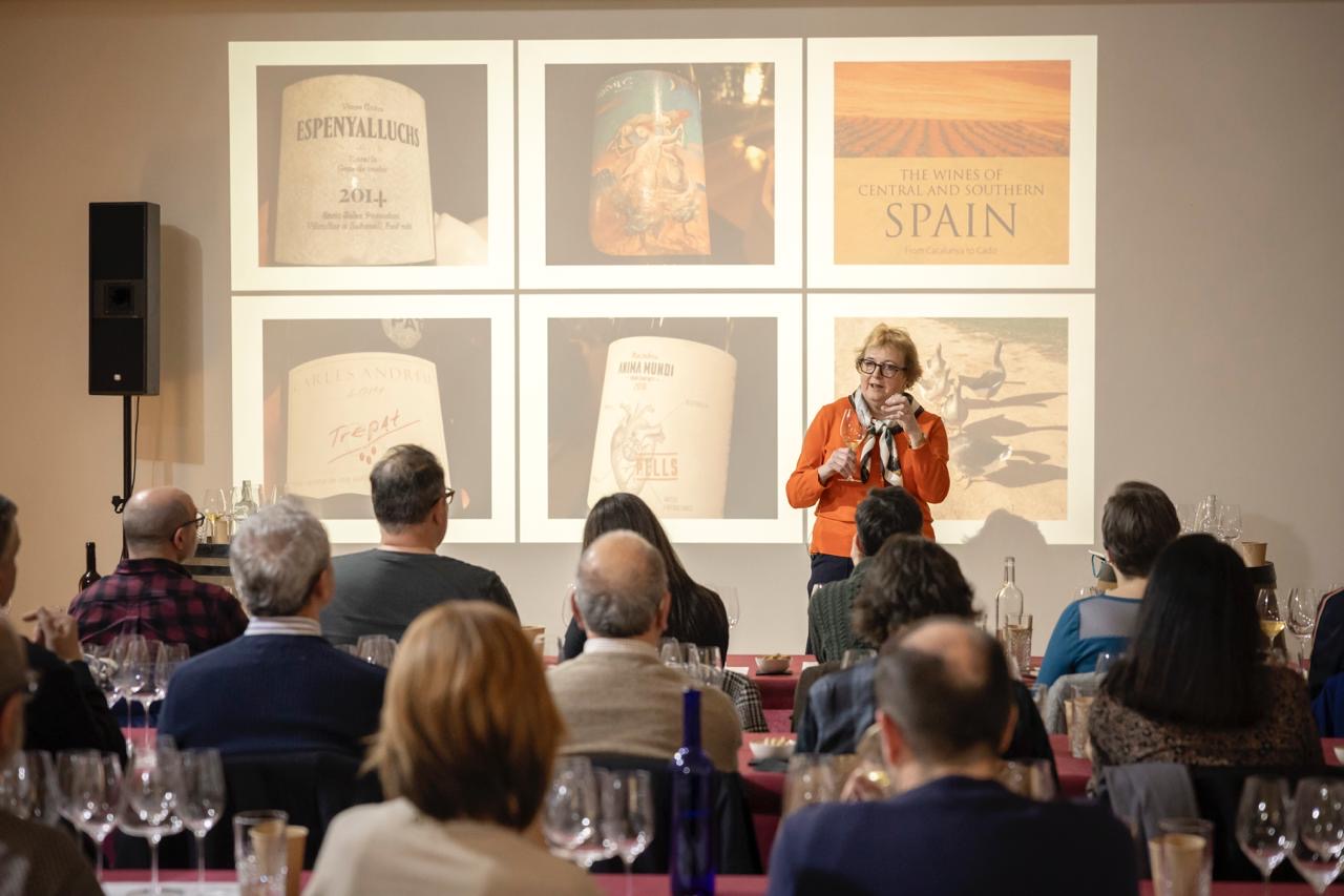 Sarah Jane Evans en una ponencia sobre vinos espa&ntilde;oles.