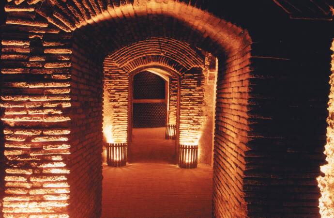 Aufnahme des unterirdischen Innenraums des Weinkellers.