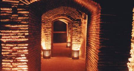 Aufnahme des unterirdischen Innenraums des Weinkellers.